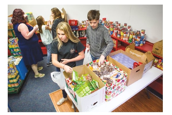 Students donating food