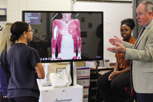 Students learn anatomy through virtual reality